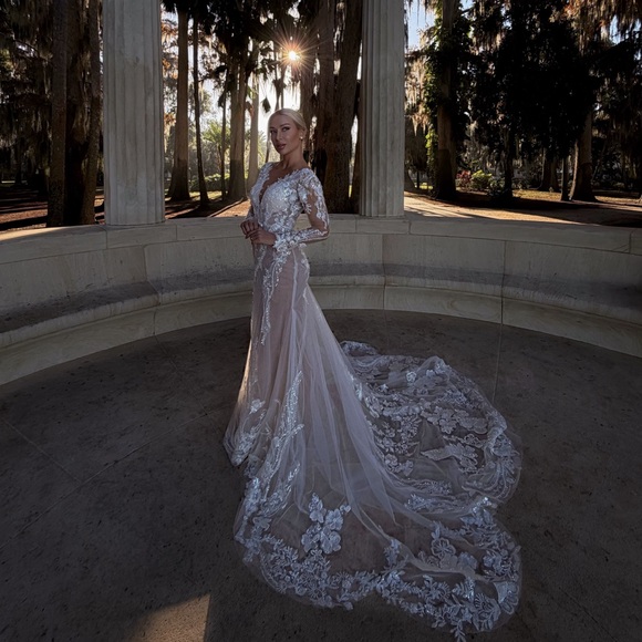 Elegant White Lace Wedding Dress - Picture 6 of 7